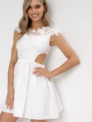 Zdjęcie produktu Biała Sukienka z Ozdobnym Dekoltem z Gumką i Wycięciem w Talii Alizisa