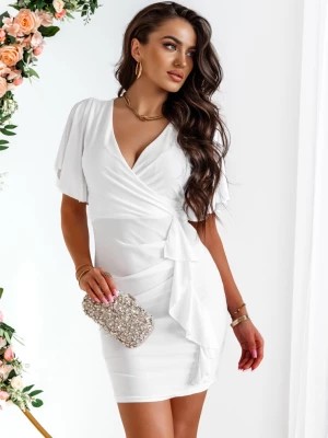 Zdjęcie produktu Biała sukienka z przekładanym dekoltem Adley - biały Pakuten