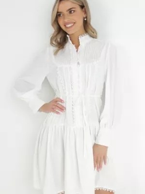 Zdjęcie produktu Biała Sukienka ze Stójką i Koronkowymi Lamówkami Zelna