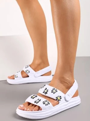 Zdjęcie produktu Białe Sandały z Piankowego Materiału ze Wzorem w Kwiaty Quirane