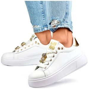 Zdjęcie produktu Białe modne sneakersy damskie z ozdobami na sznurówkach sneakersy z misiem Merg