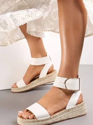 Zdjęcie produktu Białe Sandały z Dużą Sprzączką i Plecioną Platformą Lynnette