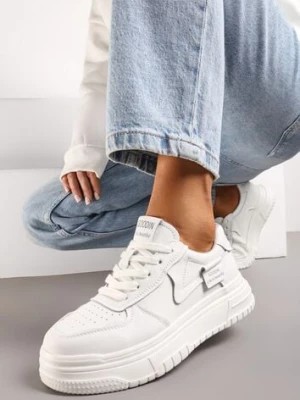 Zdjęcie produktu Białe Skórzane Sneakersy na Platformie Ozdobione Naszywką i Perforacją Ululas
