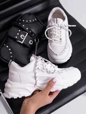 Zdjęcie produktu Białe Sneakersy na Masywnej Podeszwie z Siateczkowym Wstawkami i Ozdobnymi Sznurówkami Ollavia