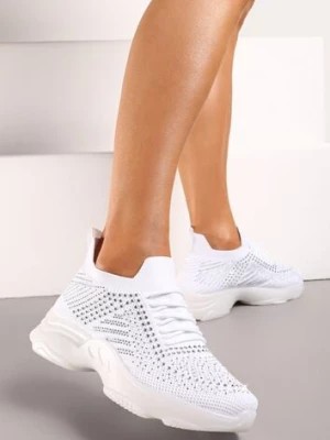 Zdjęcie produktu Białe Sneakersy na Płaskiej Podeszwie Ozdobione Cyrkoniami i Wykończone Perforacją Quilila