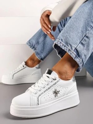 Zdjęcie produktu Białe Sneakersy na Platformie z Metaliczną Ozdobą w Kształcie Owada i Brokatem Lientia