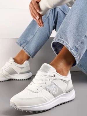 Zdjęcie produktu Białe Sneakersy o Klasycznym Fasonie z Ozdobnymi Wstawkami Wrentia