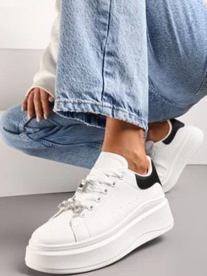 Zdjęcie produktu Białe Sneakersy Ozdobione Biżuteryjnymi Zawieszkami Relinima