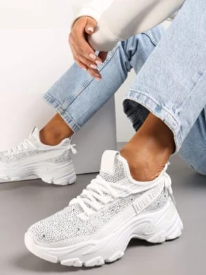 Zdjęcie produktu Białe Sneakersy z Błyszczącymi Cyrkonami i Napisem Halerin