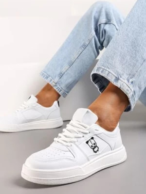 Zdjęcie produktu Białe Sneakersy z Drobną Perforacją i Małym Nadrukiem Fredomia