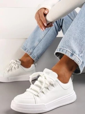 Zdjęcie produktu Białe Sneakersy z Ozdobnymi Sznurówkami i Perforacją na Nosku Equita