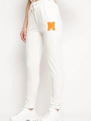 Zdjęcie produktu Białe Spodnie Dresowe z Ozdobną Naszywką Hilela