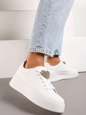 Zdjęcie produktu Białe Wiązane Casualowe Sneakersy na Platformie z Cyrkoniami i Metalową Aplikacją Illita