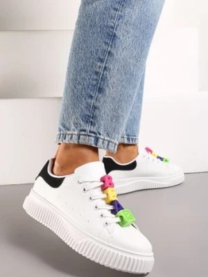 Zdjęcie produktu Biało-Czarne Sneakersy na Niskiej Platformie z Kolorowymi Aplikacjami na Sznurówkach Lasteria
