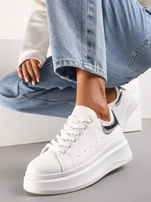 Zdjęcie produktu Biało-Srebrne Sneakersy na Grubej Podeszwie z Perforacją i Ozdobą Gumowym Misiem Aireth