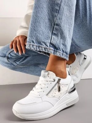 Zdjęcie produktu Biało-Srebrne Sneakersy na Koturnie z Ozdobną Wstawką z Suwakiem i Sznurowaniem Dastas