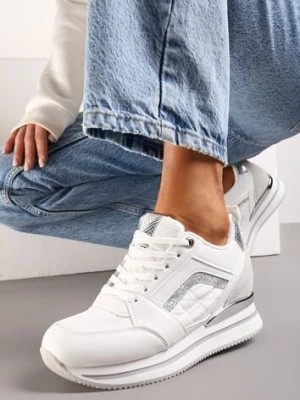 Zdjęcie produktu Biało-Srebrne Sneakersy na Ukrytym Koturnie Ozdobione Brokatem i Metaliczną Wstawką Infora