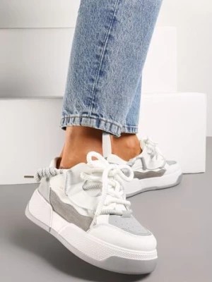 Zdjęcie produktu Biało-Szare Sneakersy na Platformie z Grubymi Sznurówkami i Delikatną Perforacją Tarvie