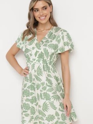 Zdjęcie produktu Biało-Zielona Sukienka z Kopertowym Dekoltem i Gumką w Pasie w Roślinny Wzór Nelliera