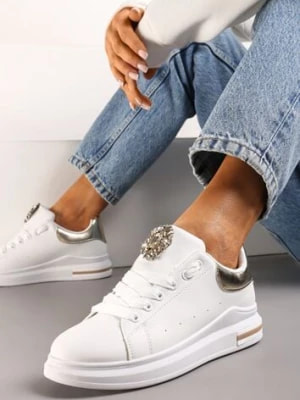 Zdjęcie produktu Biało-Złote Sneakersy na Grubej Platformie z Broszką na Cholewce Sforanda