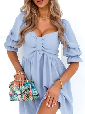 Zdjęcie produktu Błękitna sukienka z ozdobnym dekoltem Cassiee - błękitny Pakuten