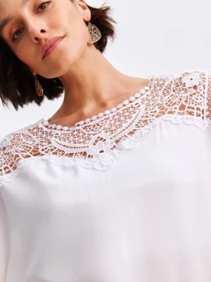 Zdjęcie produktu Biała bluzka damska z koronkową wstawką TOP SECRET