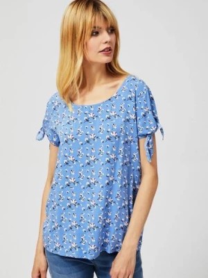 Zdjęcie produktu Bluzka damska niebieska w kwiaty z ozdobnymi wiązaniami przy rękawach Moodo