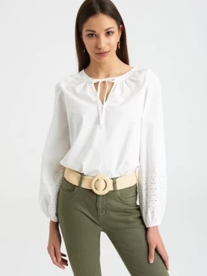 Zdjęcie produktu Bluzka damska z długim rękawem z ozdobnym dekoltem biała Greenpoint