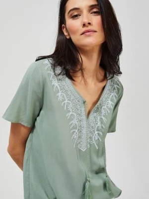 Zdjęcie produktu Bluzka damska z wiskozy z ozdobnym haftem - zielona Moodo