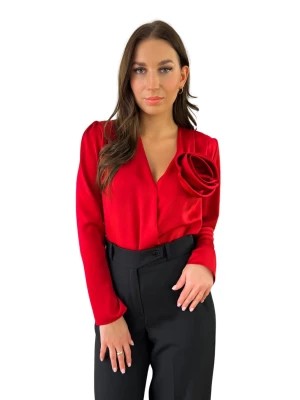 Zdjęcie produktu Bluzka elegancka czerwona satynowa z różą dekolt kopertowy Ama PERFE