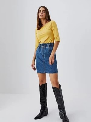 Zdjęcie produktu Bluzka z okrytymi ramionami dla kobiet - żółta Moodo