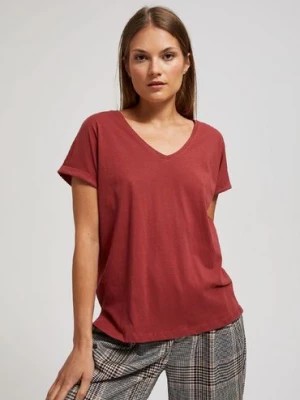 Zdjęcie produktu Bordowy t-shirt damski z dekoltem w serek Moodo