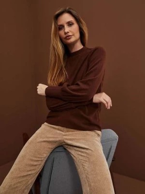 Zdjęcie produktu Brązowa bluza damska z półgolfem i bufiastymi rękawami Moodo