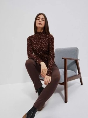 Zdjęcie produktu Brązowa bluzka damska z długim rękawem i geometrycznym wzorem Moodo