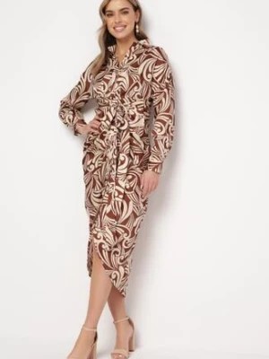 Zdjęcie produktu Brązowa Koszulowa Sukienka Midi z Satyny z Wiązaniem w Talii i Nowoczesnym Wzorem Nairev