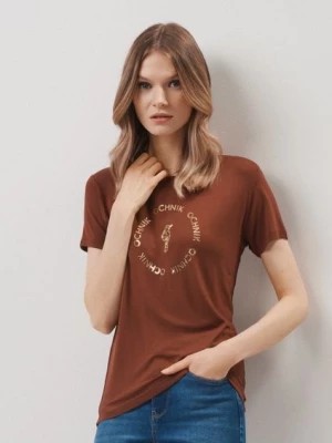 Zdjęcie produktu Brązowy T-shirt damski z aplikacją OCHNIK