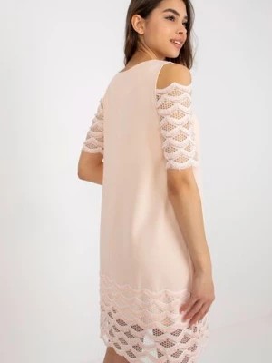 Zdjęcie produktu Brzoskwiniowa sukienka koktajlowa z ozdobnymi rękawami Lakerta
