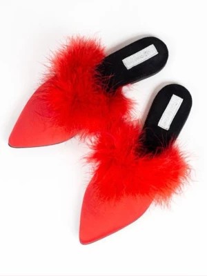 Zdjęcie produktu Buty z piórami - czerwone wykończone satyną marka niezdefiniowana