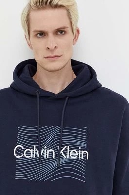 Zdjęcie produktu Calvin Klein bluza bawełniana męska kolor granatowy z kapturem z nadrukiem