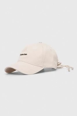 Zdjęcie produktu Calvin Klein czapka z daszkiem bawełniana kolor beżowy z aplikacją