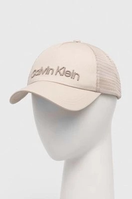 Zdjęcie produktu Calvin Klein czapka z daszkiem bawełniana kolor beżowy z aplikacją