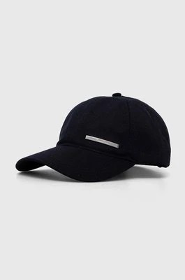 Zdjęcie produktu Calvin Klein czapka z daszkiem bawełniana kolor granatowy z aplikacją