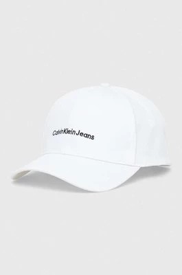 Zdjęcie produktu Calvin Klein Jeans czapka z daszkiem bawełniana kolor biały z aplikacją