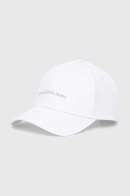 Zdjęcie produktu Calvin Klein Jeans czapka z daszkiem bawełniana kolor biały z aplikacją