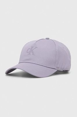 Zdjęcie produktu Calvin Klein Jeans czapka z daszkiem bawełniana kolor fioletowy z aplikacją