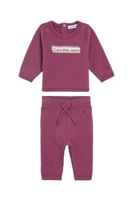 Zdjęcie produktu Calvin Klein Jeans dres bawełniany niemowlęcy kolor bordowy