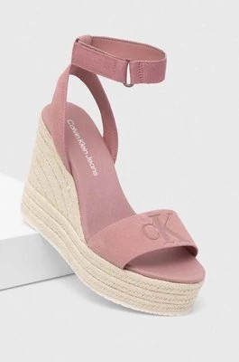 Zdjęcie produktu Calvin Klein Jeans sandały zamszowe WEDGE SANDAL SU CON kolor różowy YW0YW01026