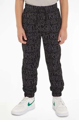 Zdjęcie produktu Calvin Klein Jeans spodnie dresowe bawełniane dziecięce kolor czarny wzorzyste
