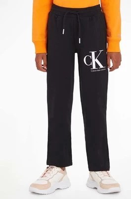 Zdjęcie produktu Calvin Klein Jeans spodnie dresowe dziecięce kolor czarny wzorzyste