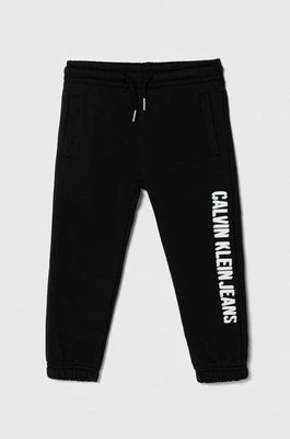 Zdjęcie produktu Calvin Klein Jeans spodnie dresowe dziecięce kolor czarny z nadrukiem